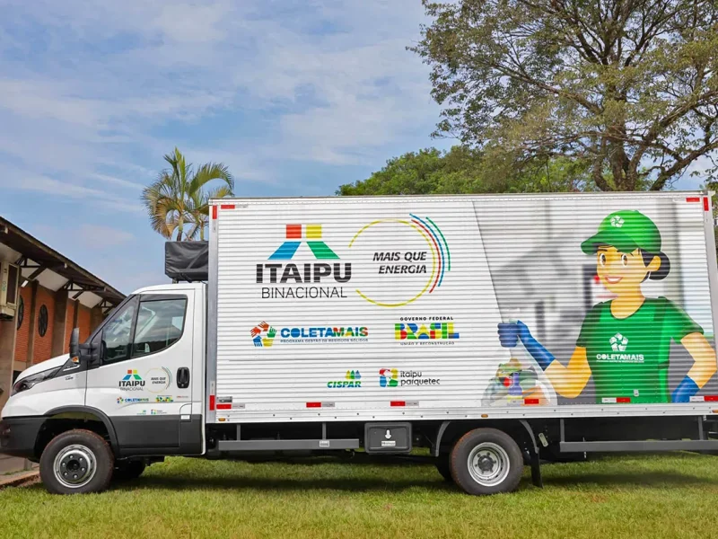 Itaipu e Vander entregam caminhão para trabalhadores da coleta seletiva de Dourados